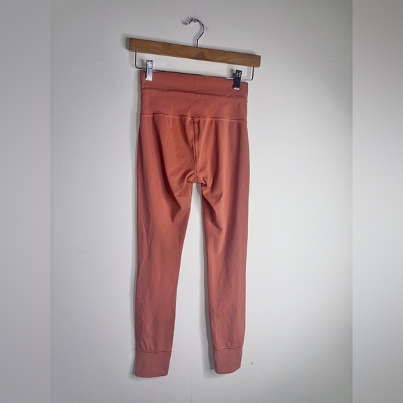 Vuori daily jogger pants Rosewood - Picture 5 of 10